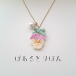 刺繍ビオラとコットンパールのネックレス