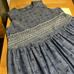 刺繍ダンガリーのティアードワンピース　ネイビー