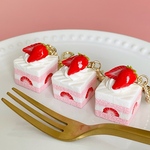 いちごピンクショートケーキキーホルダー（スクエア）