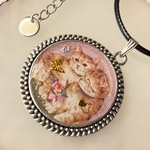 2匹の猫と薔薇と蝶々の大きめネックレス　ペンダント　シルバー