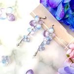 再販 受注生産《しだれ紫陽花ピアス−blue−》（イヤリング変更可）ロングピアス 軽い 青 紫 フックピアス UVレジン 本物の紫陽花入り