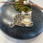 香箱座りの和みキジトラ猫ちゃん　ブローチ　キーホルダー