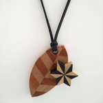 寄木細工のリーフと寄木細工の麻の葉のマグネット付きネックレス