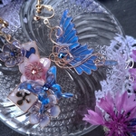 （ブルー）アネモネとトランプと蝶のイヤリング（Earrings of butterfly and flower〜lost child flower language〜）