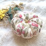 お裁縫箱の中をパッと華やかに.⁠｡⁠*⁠♡リバティで作るピンクッション