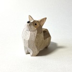 木彫り動物（一刀彫）『見上げて見つめる犬：コーギー』置物　幅九分　
