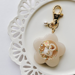ミルクティーカラーの花ꕤシャカシャカキーホルダー