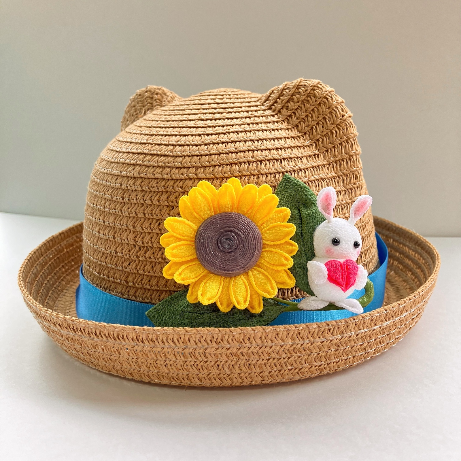 麦わら帽子の飾りに！ひまわりとうさぎのつまみ細工ブローチ - Marimo