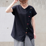 温もりあるカラフルウッドボタン＊裾変形＊Vネック＊フレンチ袖＊Tシャツ＊チュニック＊ブラック