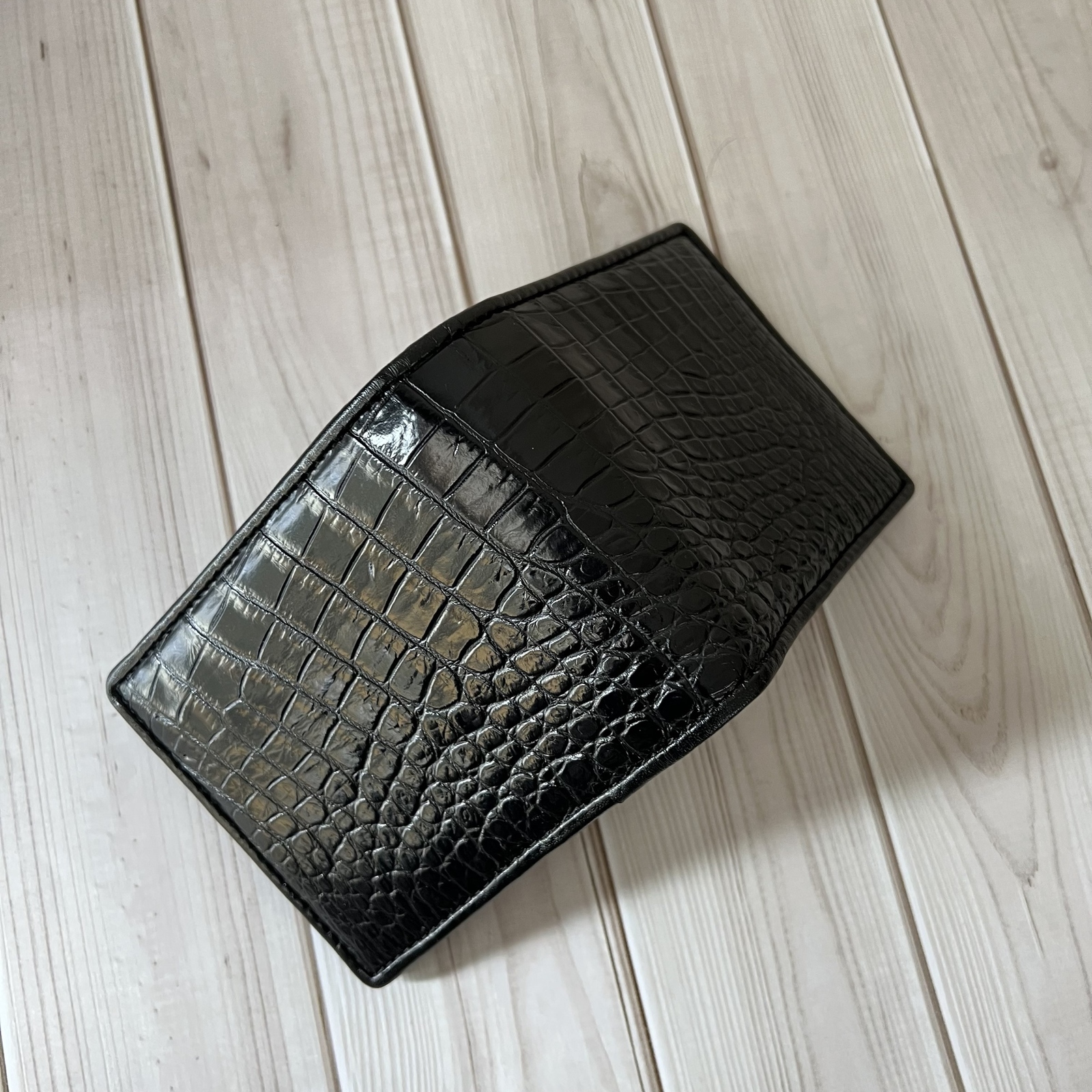 【新品未使用】菊紋り　本革　二つ折り財布　黒　ブラック　高級　クロコ柄　正規品 レア 本物保証 本革 黒 クロコダイル ミニ財布 二つ折り財布