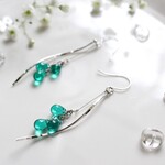 シルバー925＊緑の水滴と風の流れのピアス＊イヤリングに変更可能＊チェコガラス＊揺れる＊緑