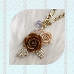 グレーとベージュの鳥と薔薇のネックレス