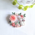 白猫さんとダリアのリングブローチ。つまみ細工。