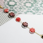 お花ボタンのチェーンブレスレット：レッドベリー