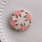 刺繍くるみボタン（ヘアゴム/ブローチ）