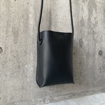 スマホポーチ　シンプルなフォルムのフラップ付きタイプ