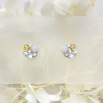 白猫とお花の小ぶりなピアス/淡黄色