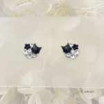 黒猫とお花の小ぶりなピアス/黒