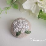 白色のあじさいの刺繍ブローチ（ｂ)