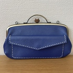 ＊5月31日まで期間限定40％OFFセール＊ペコッと押したらパカっと開くニャンコ口金♪外ポッケが付いた親子がまぐち本革長財布（あざやかブルーレザー）