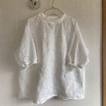 袖刺繍のリブプルオーバー