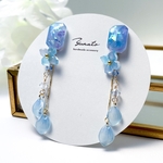 紫陽花　宝石と花びらのピアス／イヤリング　ブルー