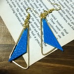 切りっぱなし本革のトライアングルピアス ブルー