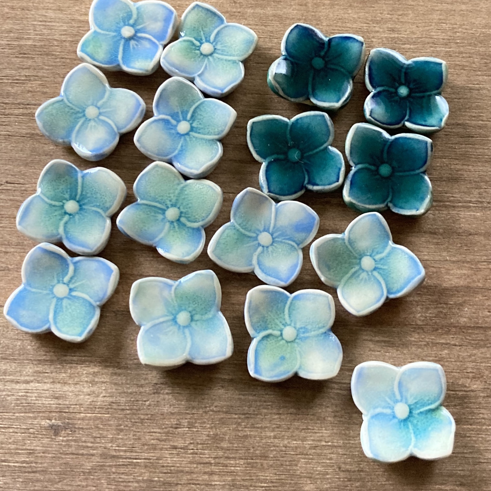 紫陽花のピアス(陶器)／イヤリング - TOMI-kobo GALLERY | minne byGMO