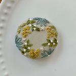 刺繍くるみボタン（ヘアゴム/ブローチ）