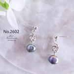 No. 2602 淡水パールとシルバー結び目チャーム　ピアス/イヤリング