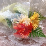 送料無料　イエロー　オレンジのガーベラ　ライトグリーンのラナンキュラスの花束