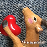 愛のステッキを見つけたはにかみ雄鹿ブローチ