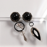 ブラック　アシメボタントイピアス b-s18 ｜シルバー　アシメピアス　アクリル