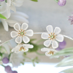 スケルトンフラワー〈オーガンジー刺繍〉ピアス/イヤリング　(山/山荷葉/サンカヨウ/花/白/ホワイト/軽い)