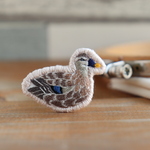 カルガモの刺繍ブローチ