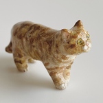 歩く茶トラ猫