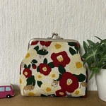 ツバキと猫ちゃん柄のがま口財布👛(アイボリー)