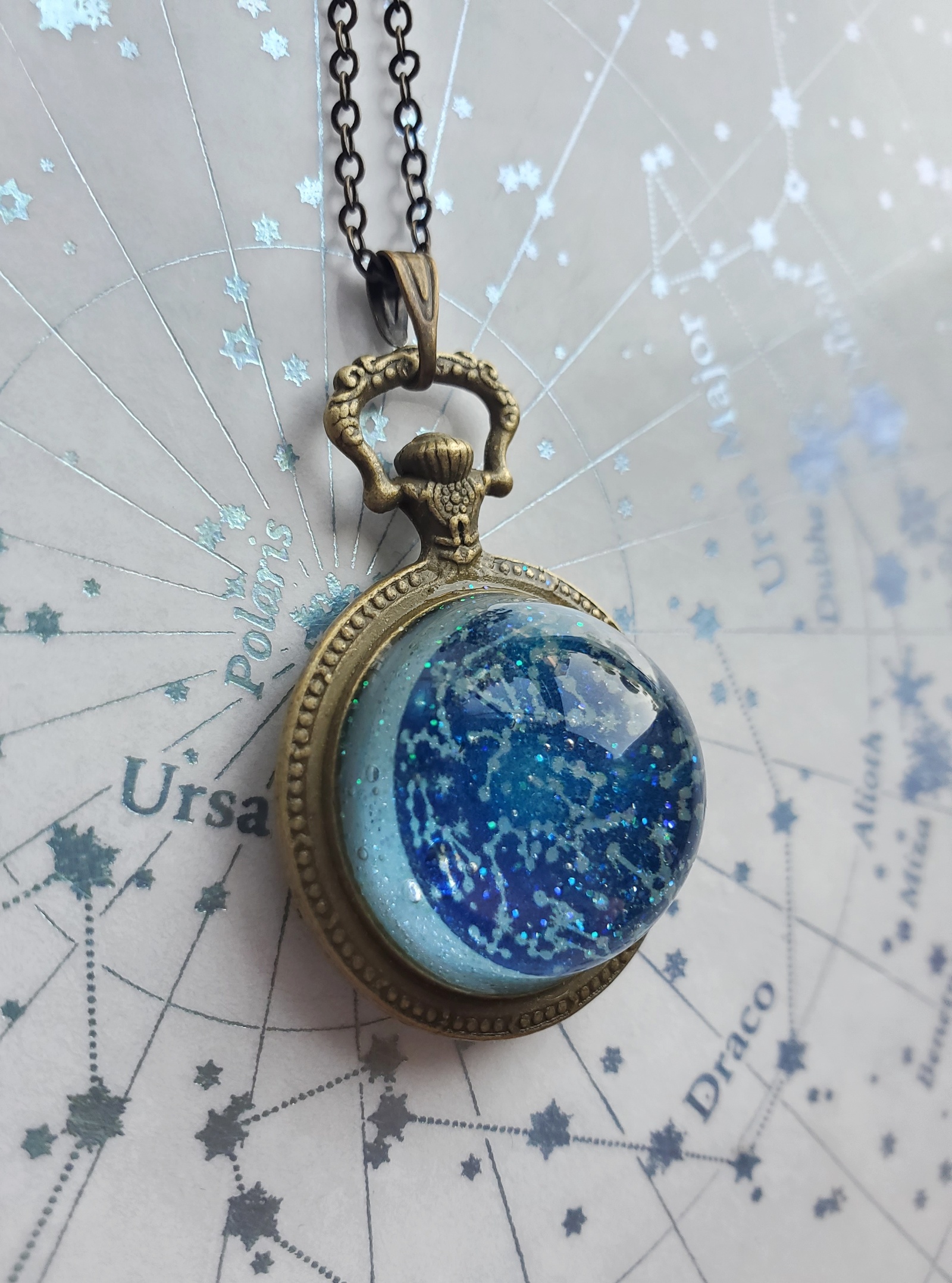 数量限定。光る星座の半球ネックレス レジンハンドメイド アンティーク 