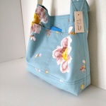 ななめ掛けできるショルダーバッグ（前ポケット、くすみブルー×花柄)