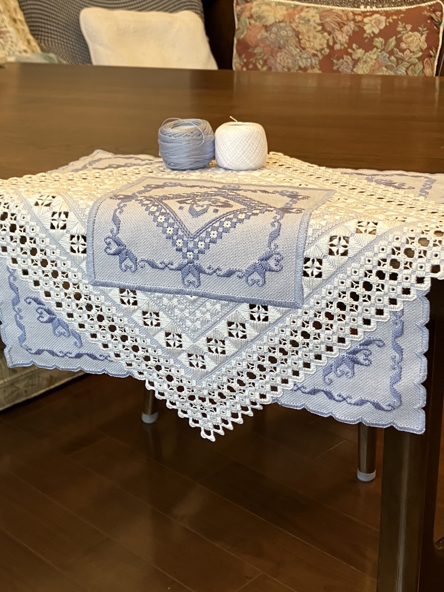 受注製作】3枚布に見えるハーダンガー刺繍のドイリー