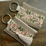 カラビナ付き刺繍リボンポーチ