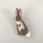 【再販・特集掲載】ふわふわしっぽが可愛いうさぎの刺繍ブローチ