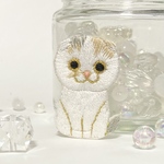 【 オーダー 】スコティッシュフォールド ダイリュートキャリコ の刺繍ブローチ 大サイズ 前全身おすわり ハンドメイド kagisippo7  うちの子オーダー うちの子デザイン うちの子グッズ 猫