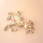 品名：【ビーズクラブ】チャーム★ホース 馬 大★銀★5個★32mm   サイズ(概寸)：縦32mmｘ横24mmｘ厚3mm 　　　　　 　　　 　　　　　ホールサイズ　約3mm　　　　 　　　 数量：5