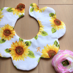 送料無料！！ラスト一枚！！ひまわり刺繍ネーム花びらスタイ