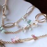 再販★グリーンフローライトとお花ꕥとホワイトムーンストーンのイヤーカフ(片耳用)