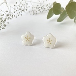 小さな梅の花｜白｜ノンホールピアス ピアス