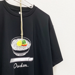 【ﾜﾝｻｲｽﾞ】おうどんＴシャツ <アクリルペンダント付き>