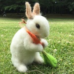 羊毛フェルト🐇 うさぎさんお食事確保中🐰