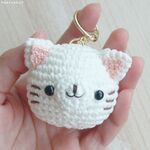 手のひらサイズの、白猫さんキーホルダー♪　あみぐるみ